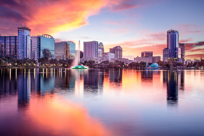 Skyline von Orlando.Studieren Sie in der Food-Service-Branche in Orlando und nutzen Sie die Gelegenheit, Ihre Fähigkeiten in Orlando Resorts und Restaurants zu verbessern. Sie können sogar in der Lage sein, den inneren Performer herauszubringen. Disneys Food-Service-Bedürfnisse 365 Tage im Jahr umfassen: