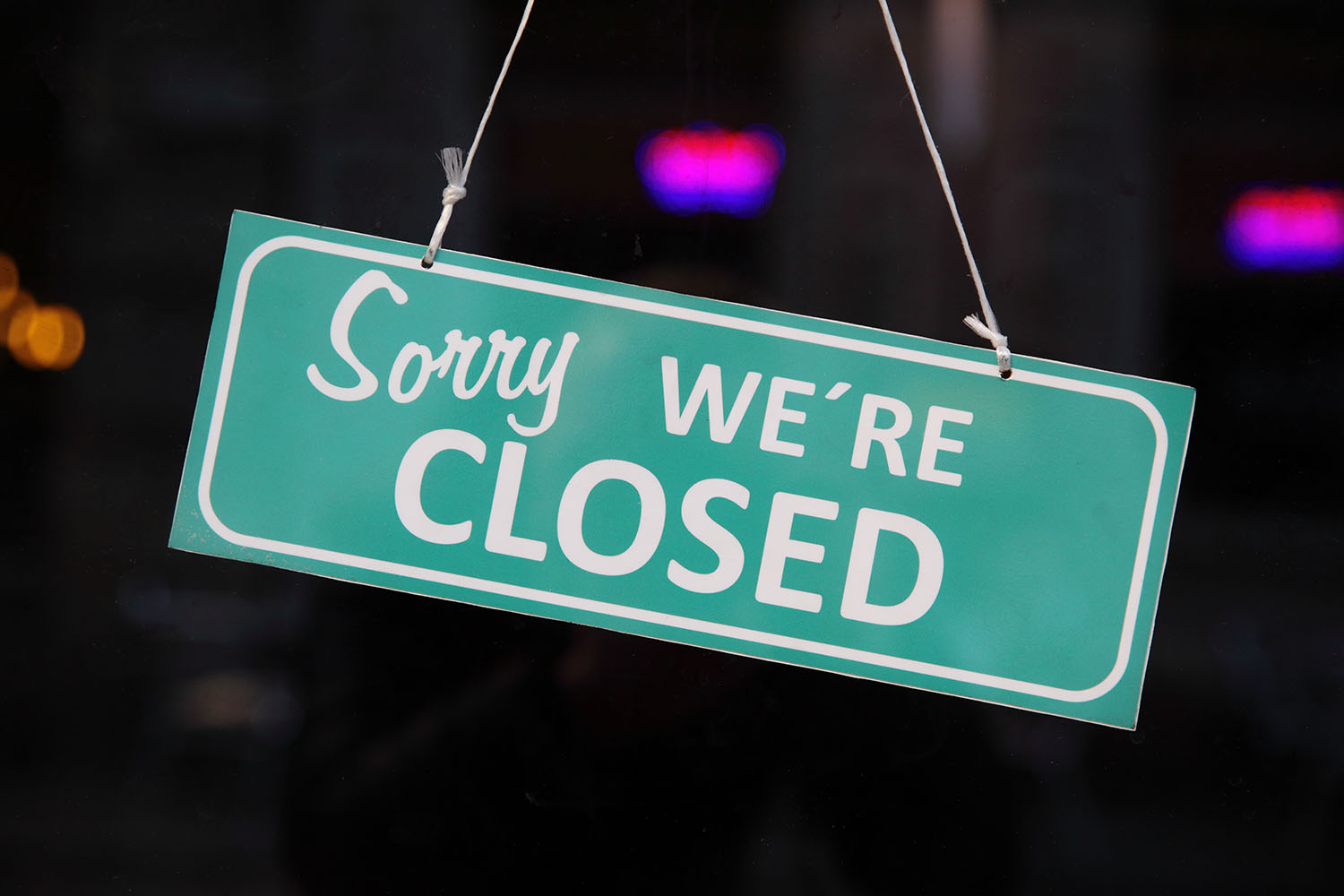 Sorry we are closed sign hanging on a restaurant door.